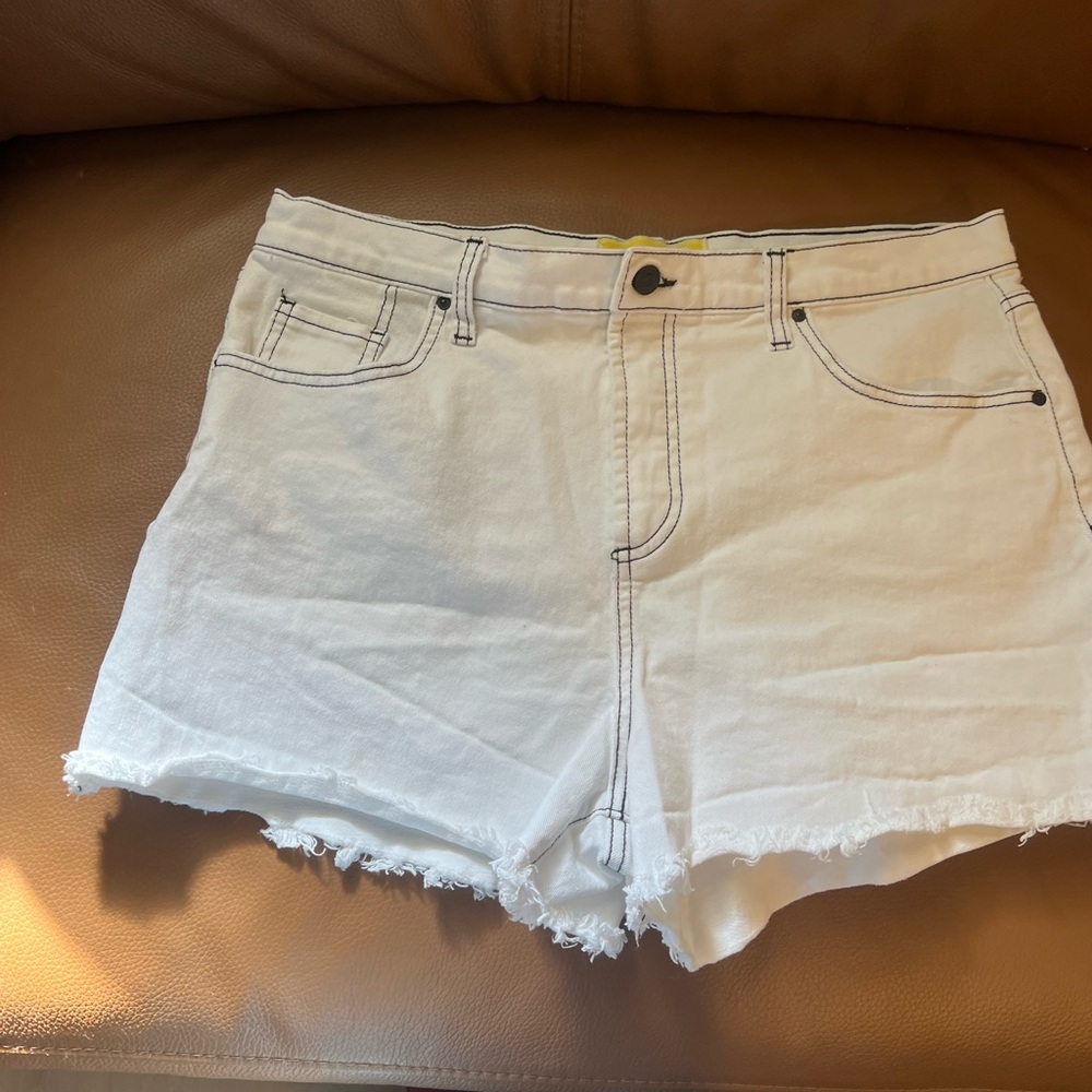 WOMENS CIRCUS NY WHITE DENIM SHORT WITH BLACK STITCHING SIZE 32